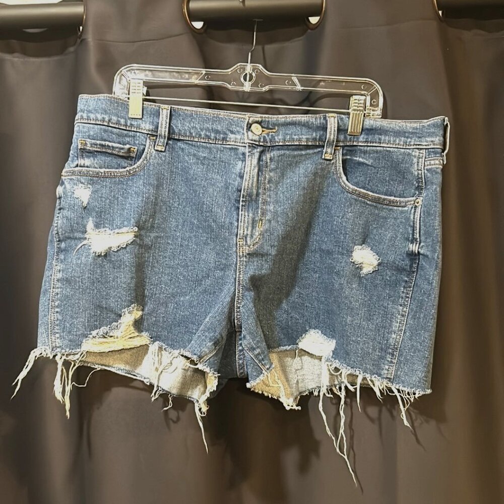 Old Navy Boyfriend Bluejeaned Short Size 14